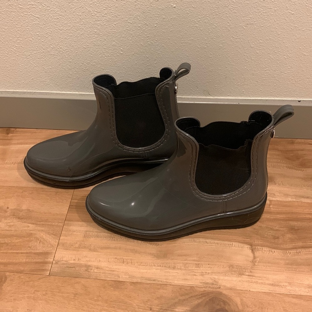 Chelsea gray rain boots